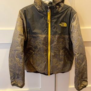 ❄️ Excellent condition boys 5T reversible North Face winter coat with hood ❄️